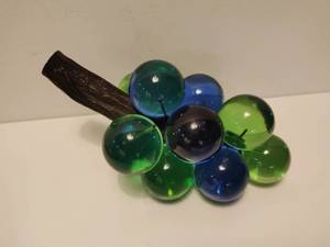 lot 144 image: Vintage MCM Retro Lucite Grape Cluster of Blue & Green