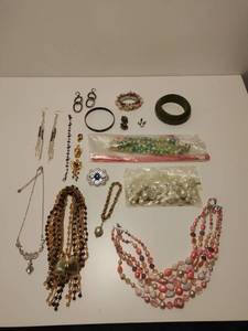 lot 147 image: Collection of Jewelry