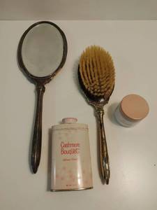 lot 149 image: Vintage Vanity Items