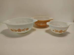 lot 7 image: Vintage pyrex 3 piece butterfly white & gold Cinderella mixing bowl set