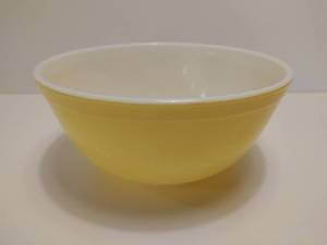 lot 8 image: Vintage Pyrex Mixing Bowl
