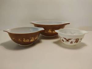lot 9 image: Vintage pyrex 3 piece American heritage brown & white gold Cinderella mixing bowl set