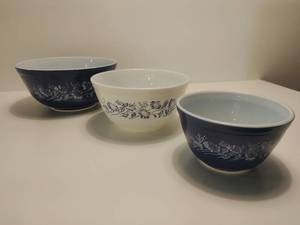 lot 10 image: Vintage pyrex 3 piece colonial mist mixing bowl set
