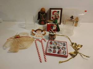 lot 190 image: Collection of Holiday Dcor- Mainly Vintage