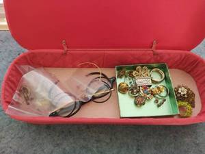 lot 35 image: Antique & vintage costume jewelry