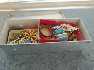 lot 36 image: Vintage costume jewelry, Bakelite, art deco, estate