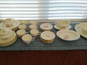 lot 46 image: Eggshell Nautilus China Set