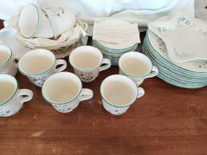 lot 64 image: Pfaltzgraff Winterberry Stoneware Set
