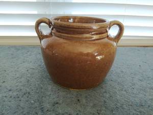 lot 72 image: Vintage USA stoneware Pottery Ceramic Bean Pot with two handles, no lid