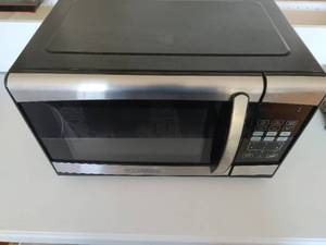 lot 407 image: Microwave