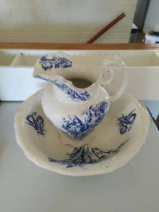 lot 410 image: Pitcher & Basin
