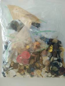 lot 450 image: Buttons