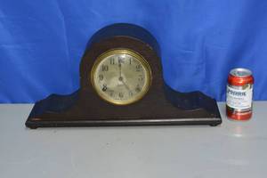lot 8 image: Wind Up Mantle Clock