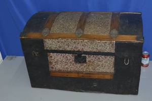 lot 9 image: Antique Trunk