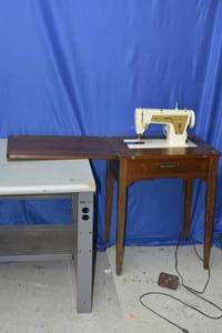 lot 21 image: Singer Sewing Machine Desk