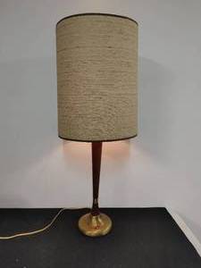 lot 210 image: Vintage Lamp