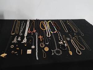 lot 256 image: Collection of Jewelry