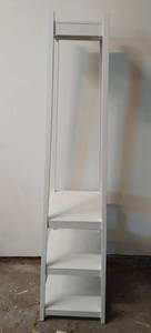 lot 22 image: White Shelf