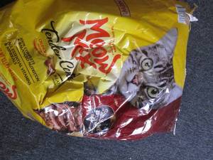 meow mix 13.5lb bag of cat food ope...