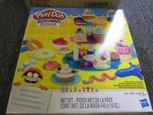 case of 4 playdoh kitchen creations...