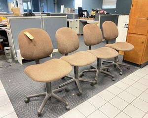 lot 5-290 image: Waiting Room Chairs