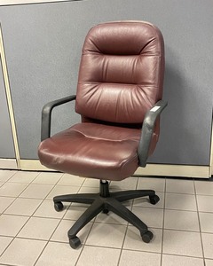 lot 5-274 image: Vinyl Executive Chair