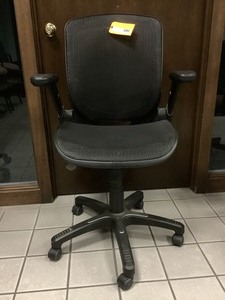 lot 5-275 image: Executive Chair
