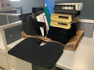 lot 3-428 image: Supplies for your desk