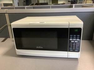 lot 8-421 image: Sunbeam microwave