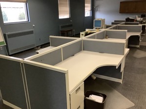 lot 5-298 image: 10 Desks