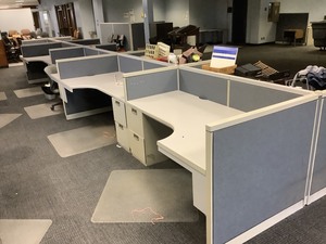 lot 5-297 image: 10 Desks
