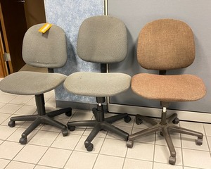 lot 5-270 image: Office Chairs