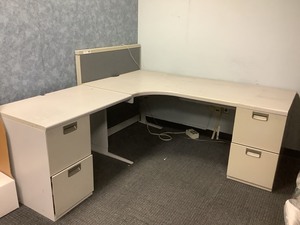 lot 5-024 image: Cubicle Desk