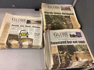 lot 1-099 image: Vintage Newspapers (2008 Flood)