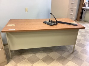 lot 5-075 image: Desk