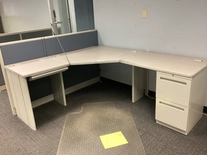 lot 5-305 image: Cubicle Desk