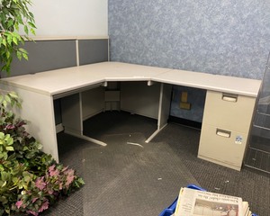 lot 5-027 image: Office Desk