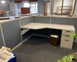lot 5-026 image: Cubicle Desk