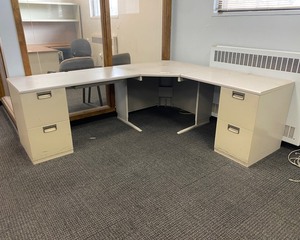 lot 5-028 image: Office Desk