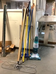 lot 7-574 image: Cleaning Tools