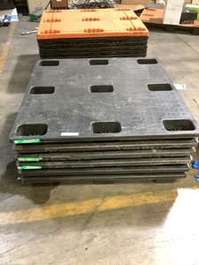 lot 6-502 image: Plastic Pallets