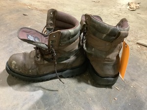 lot 8-569 image: Mens Boots