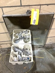 lot 7-557 image: Bathrooom Items