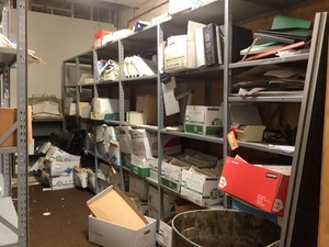 lot 6-542 image: Metal Shelf