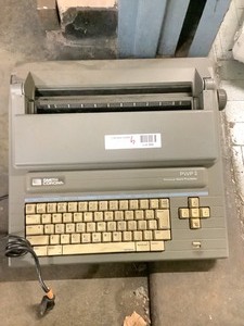 lot 9-586 image: Electric Typewriter