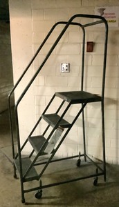 lot 7-625 image: Rolling Ladder