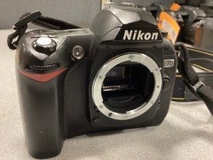 lot 9-250 image: Nikon D70 camera body