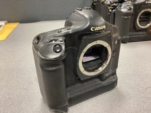 lot 9-255 image: Canon EOS-1 body