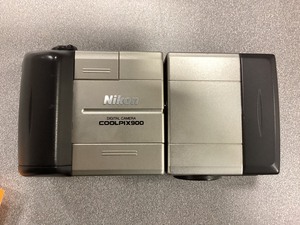 lot 9-260 image: Nikon Coolpix 900 with Camera Case