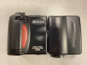 lot 9-261 image: Nikon Coolpix 950
